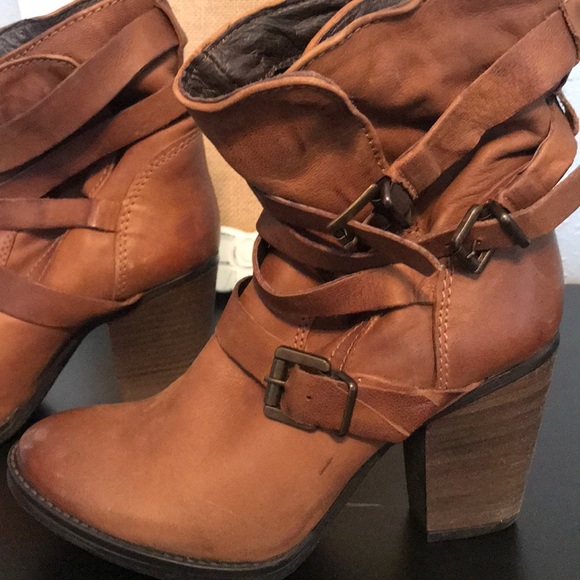 Steve Madden wen leather buckle boots. - Picture 2 of 4